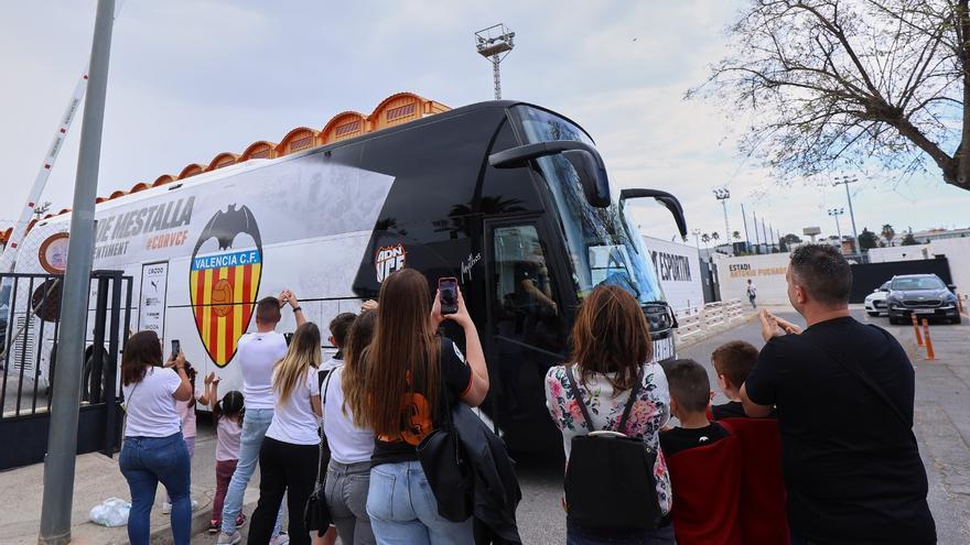 La afición despide al Valencia antes de la final ante el Elche