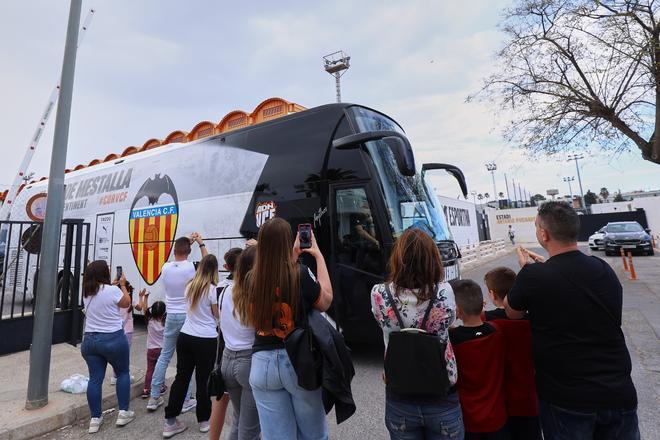 La afición despide al Valencia antes de la final en Elche