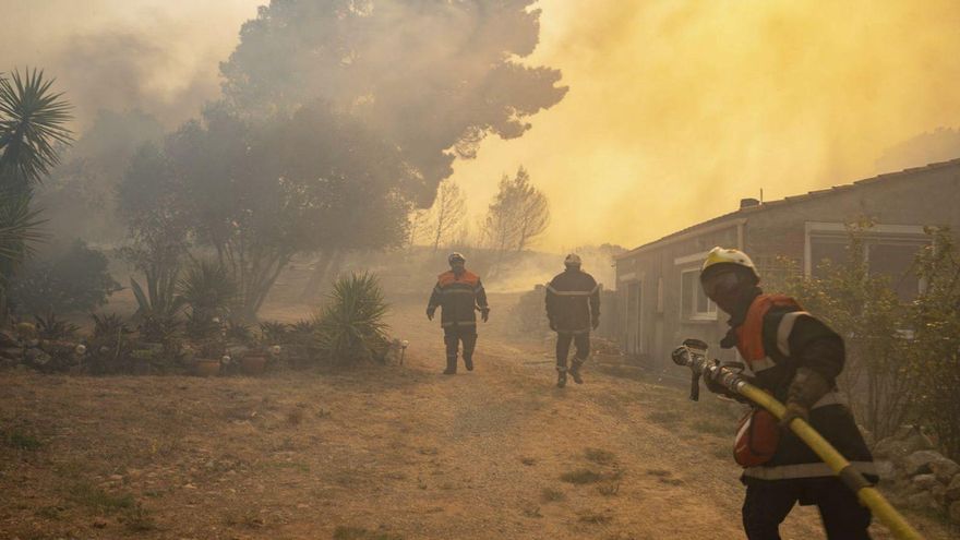 El foc al sud de França s&#039;alenteix però encara continua fora de control: “El risc continua sent molt alt, més que mai”