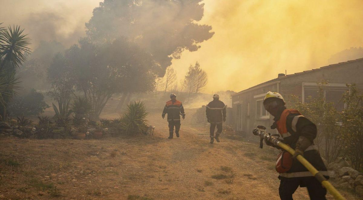 L’incendi al sud de França avança sense control i ja ha calcinat 16.000 hectàrees L’incendi al sud de França avança sense control i ja ha calcinat 16.000 hectàrees