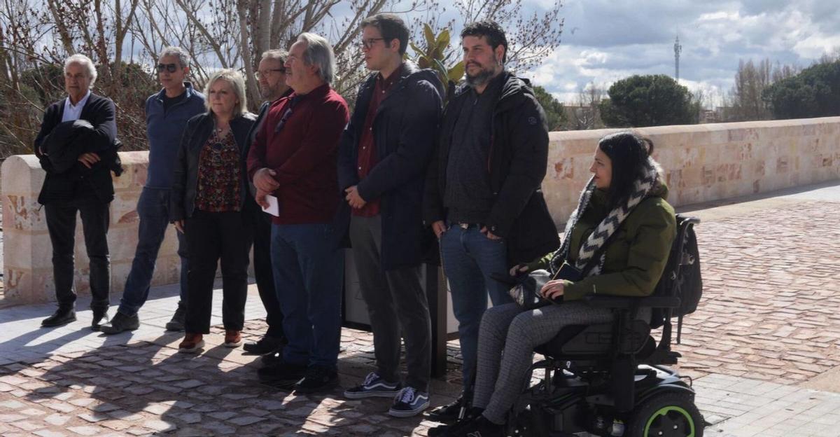 Guarido con ediles de IU, el arquitecto Somoza y los dueños dela empresa Rearasa, que ejecutó la obra. | ALBA PRIETO