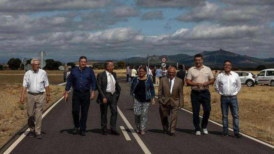 Martín Pozo y alcaldes de la comarca pisan el nuevo firme.