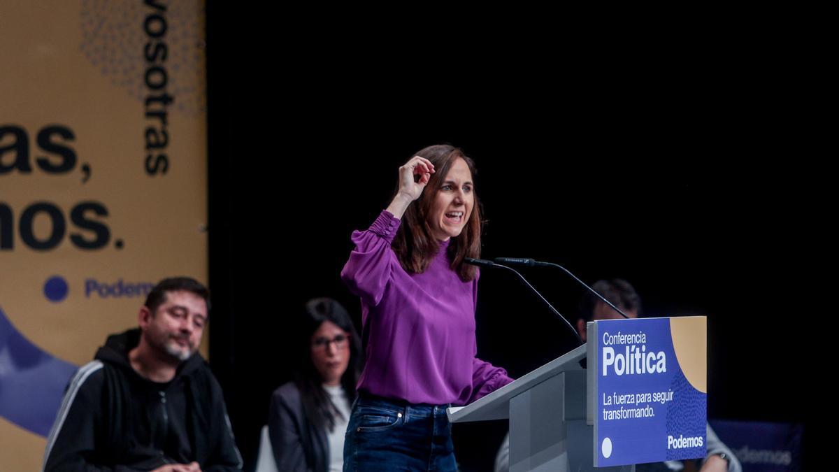 La secretaria general de Podemos y ministra de Derechos Sociales y Agenda 2030, Ione Belarra, interviene durante una Conferencia Política del partido, en el Círculo de Bellas Artes, a 4 de noviembre de 2023, en Madrid (España).