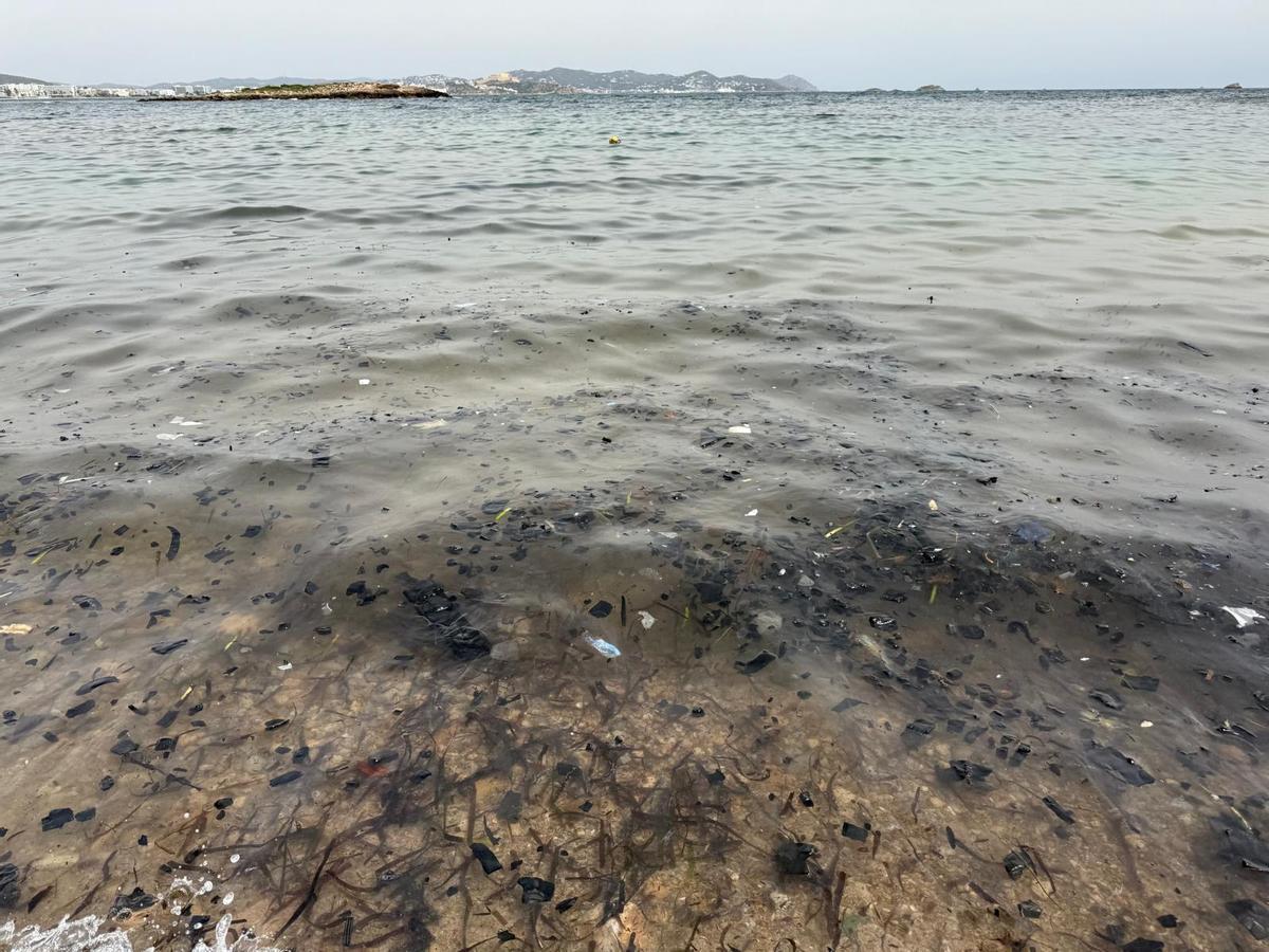 Galería: restos del yate incendiado en Ibiza