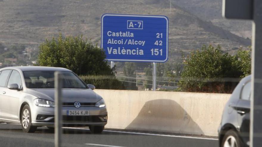 Panel indicador de la distancia a València instalado hace apenas una semana en la A-7 en el término municipal de Alicante.