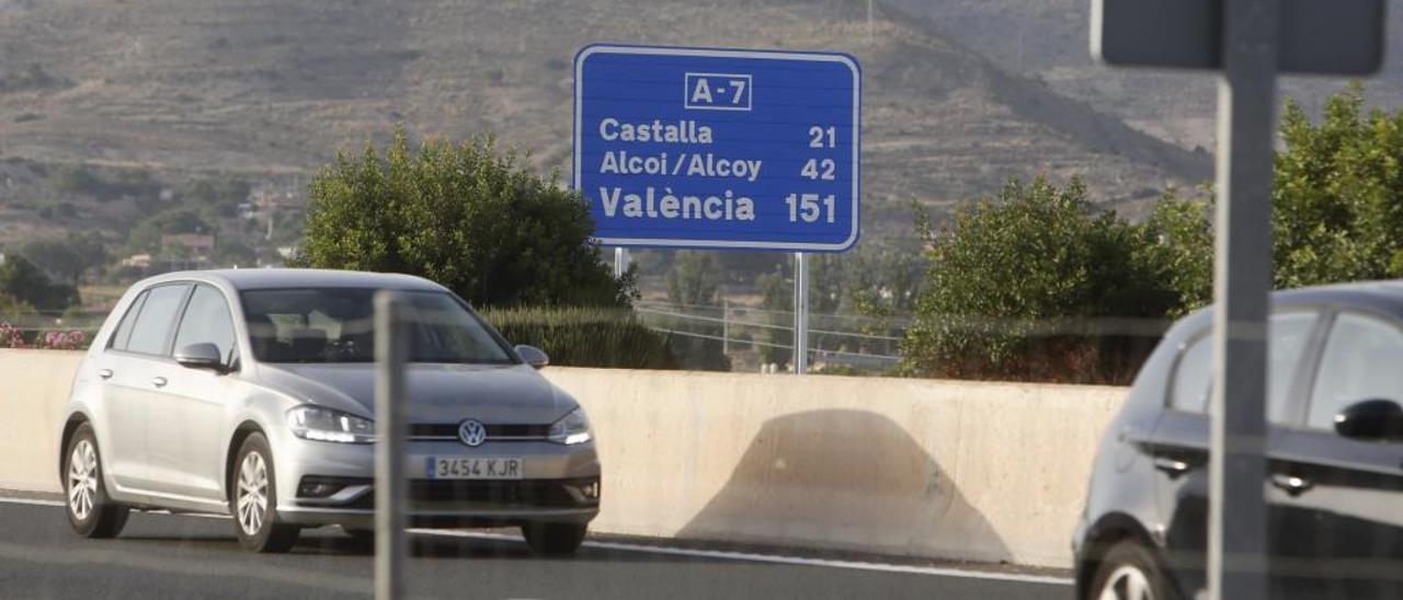 Panel indicador de la distancia a València instalado hace apenas una semana en la A-7 en el término municipal de Alicante.