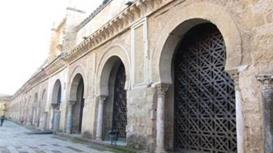 El obispo aboga por la apertura de puertas en la Catedral para el paso de procesiones