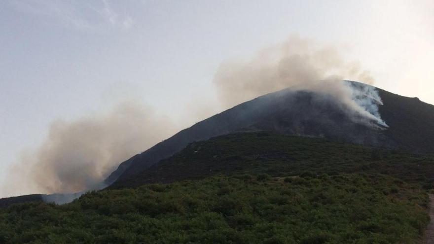 Columnas de humo causadas por el incendio.