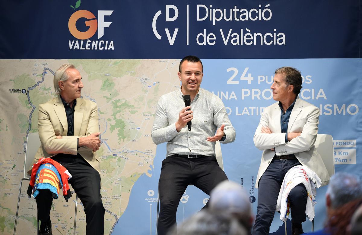 De izquierda a derecha: Javier Castellar, Vicente Mompó y Pedro Delgado en la presentación de la XXI edición del Gran Fondo València