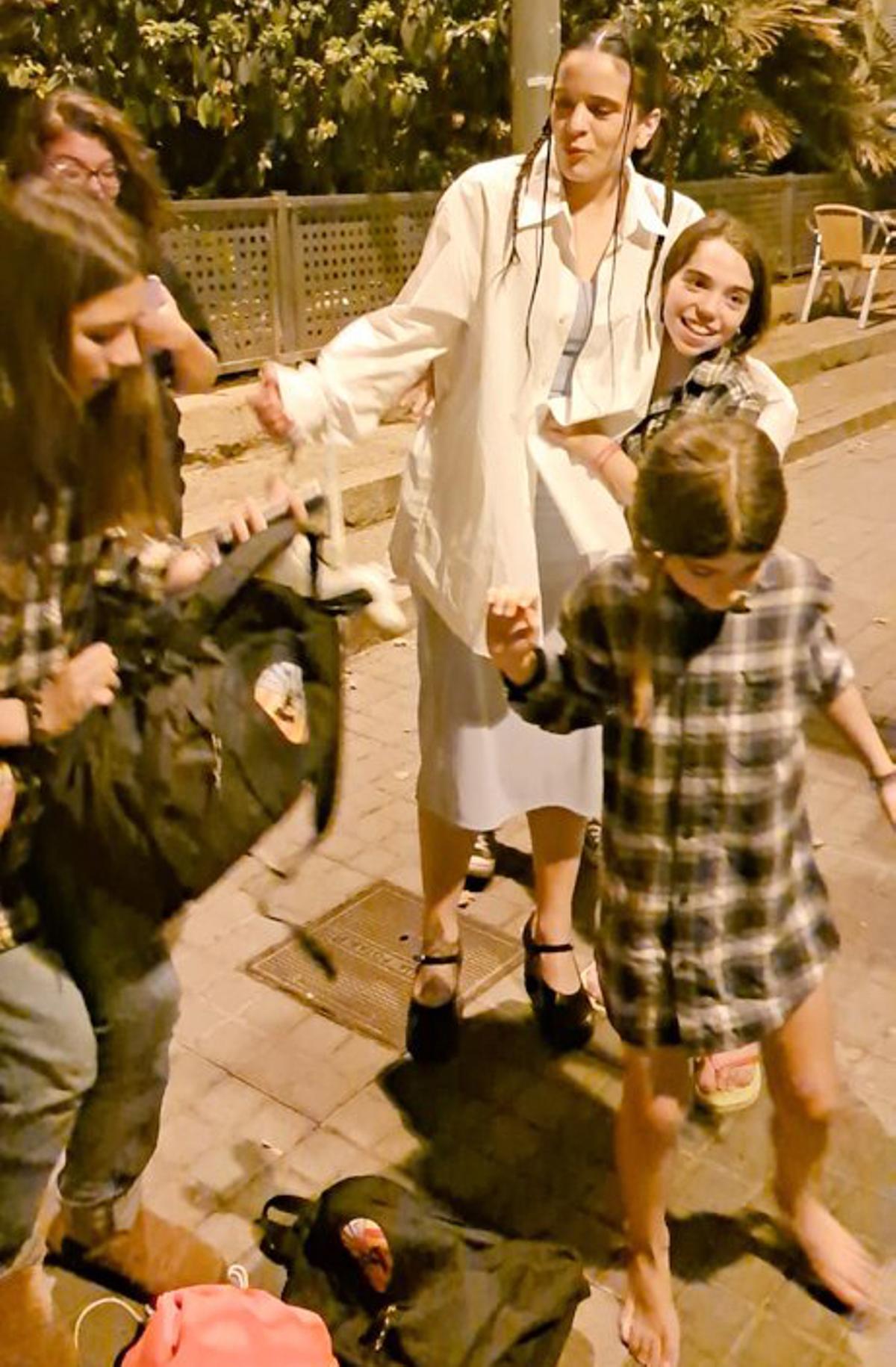 Rosalía sorprende a los niños castellers de la Colla de Poble Sec de Barcelona