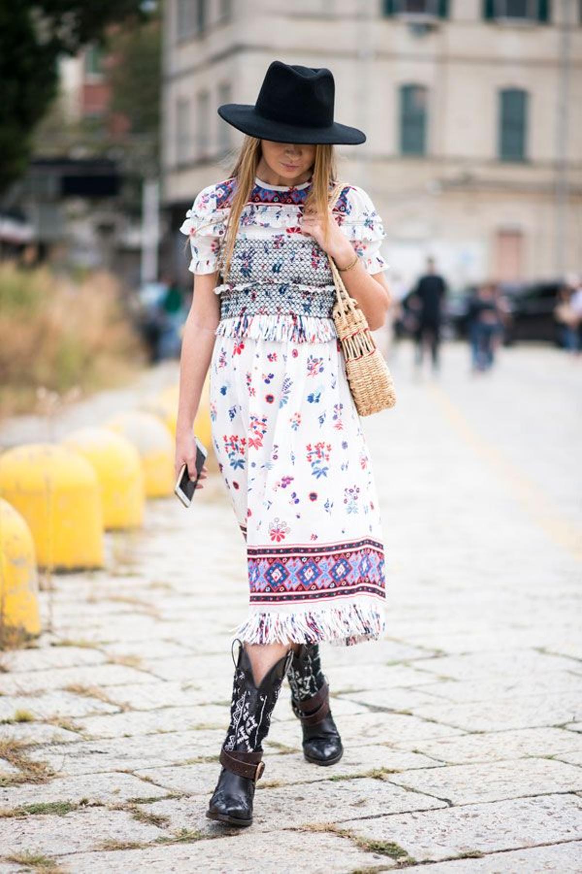 Looks de primavera: vestido midi con botas