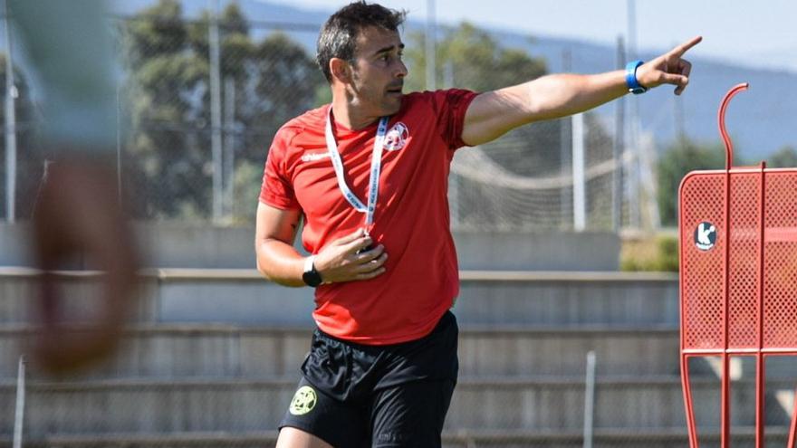 Yago Iglesias, técnico del Zamora CF, durante una sesión de trabajo en tierras segovianas.