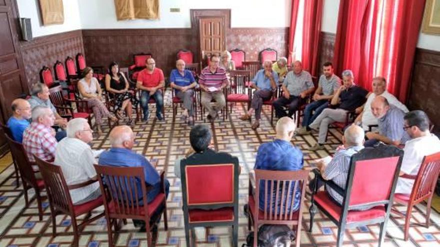 La reunión de ayer entre los responsables del Consell y los usuarios del Medio Vinalopó en Monóvar.