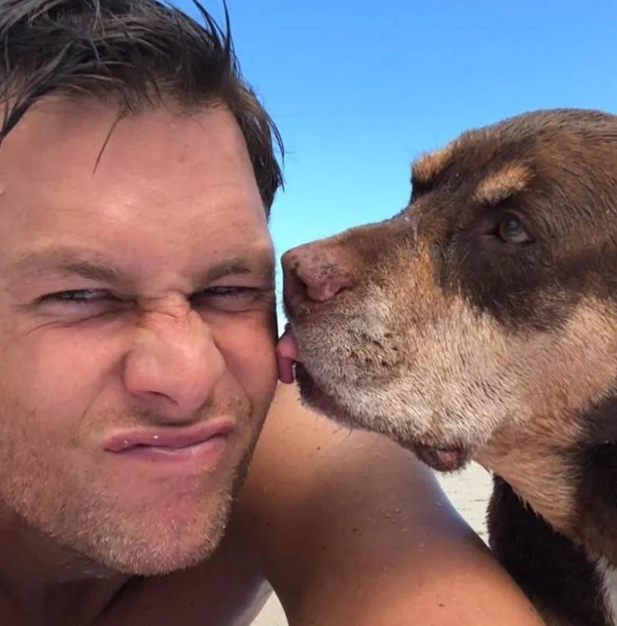 Tom Brady con su antiguo perro Lua.