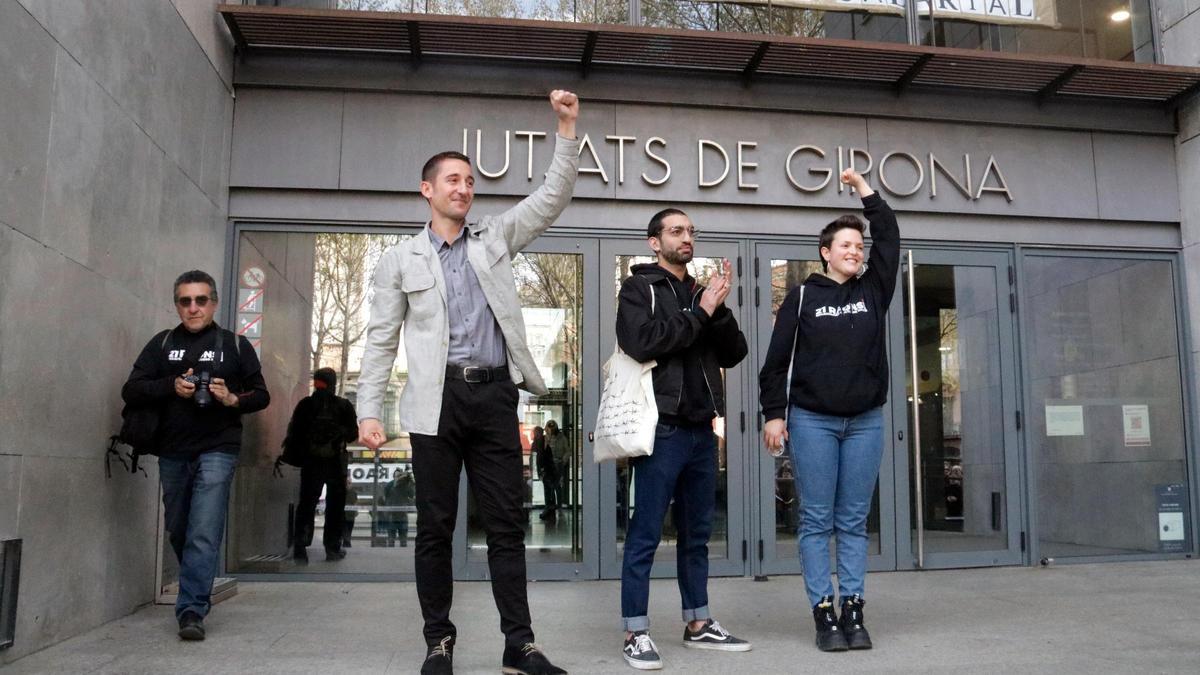 Tres dels encausats pel tall de l'AVE a Girona abans d'entrar als jutjats.