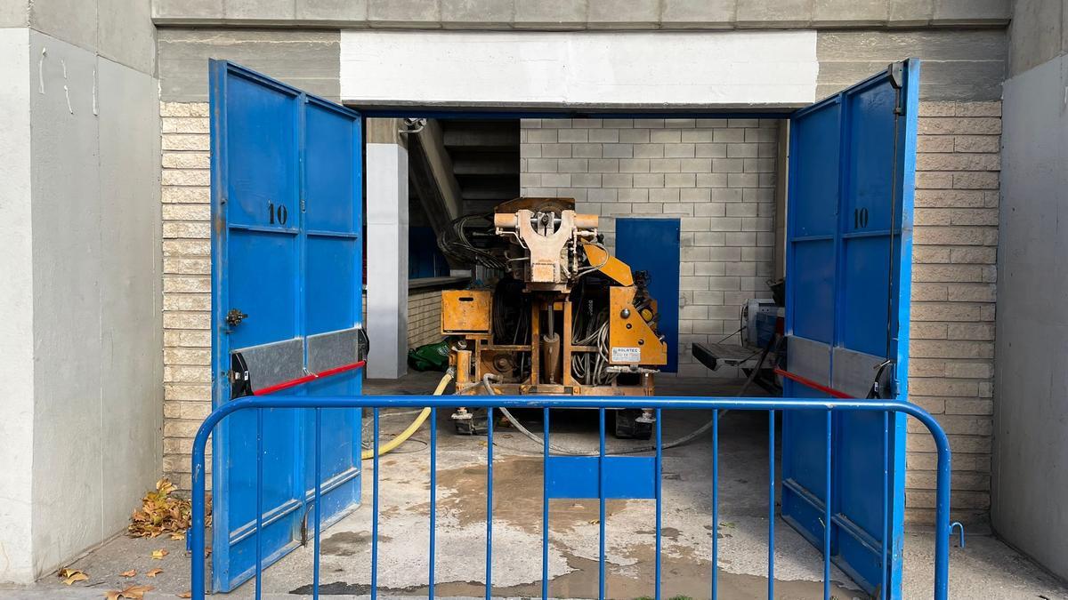 Primeras máquinas en el estadio de La Romareda para iniciar los trabajos de la futura construcción.