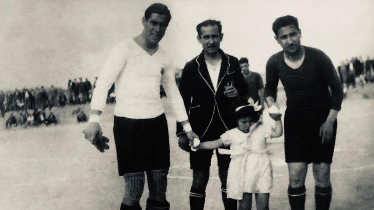 Manuel Vidal de Cárcer (izquierda), Urgellés (árbitro) y Martínez Surroca (izquierda), antes de iniciar el partido de homenaje que le dedicaron al ex azulgrana en Tàrrega