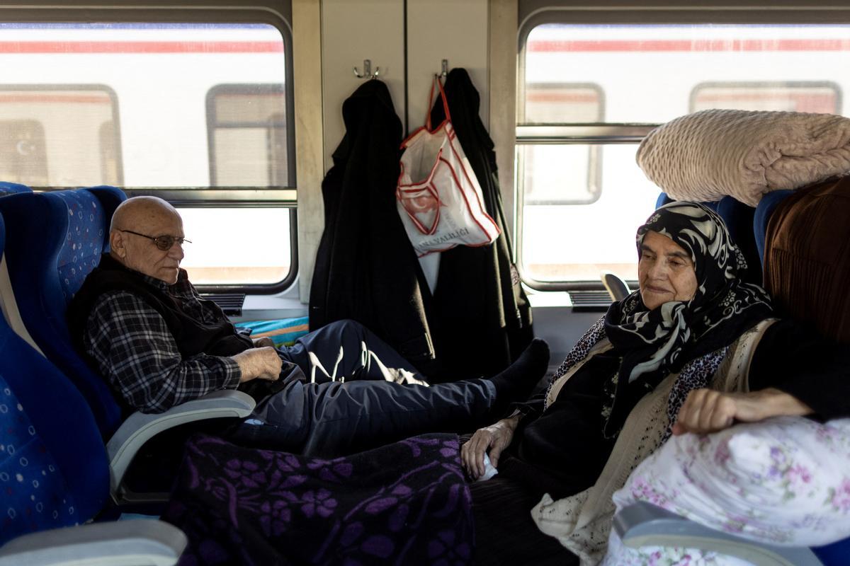 Vivir en un tren: la única salida de muchas familias tras el terremoto en Turquía