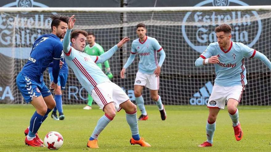 Dejan Drazic (izquierda) y Juan Hernández, durante el último partido del Celta B en Barreiro. // Marta G. Brea