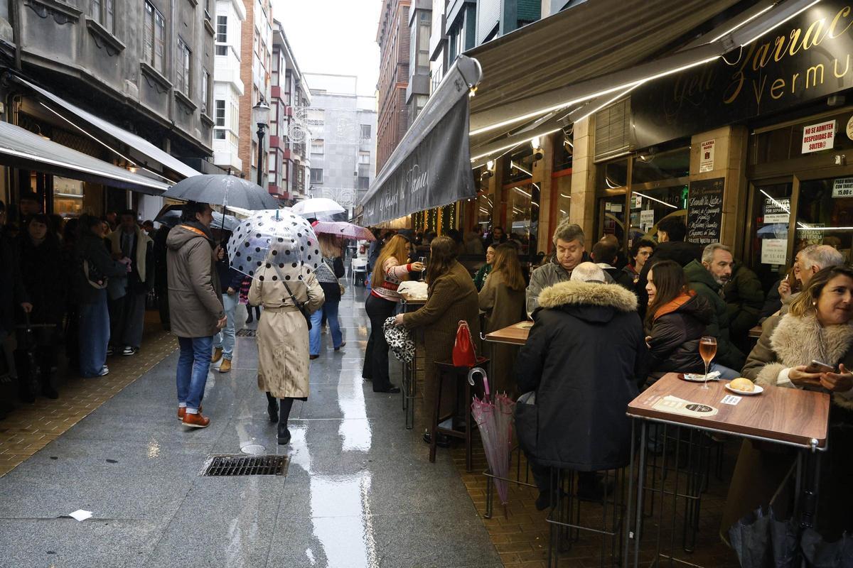 Ambiente hostelero en Gijón en la tarde de Nochebuena.