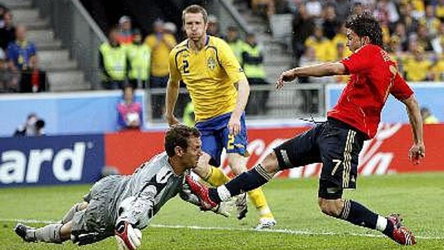 El delantero español David Villa choca con el portero de Suecia, Andreas Isaksson, durante el partido del Grupo D de la Eurocopa 2008 de fútbol entre las selecciones de Suecia y España.