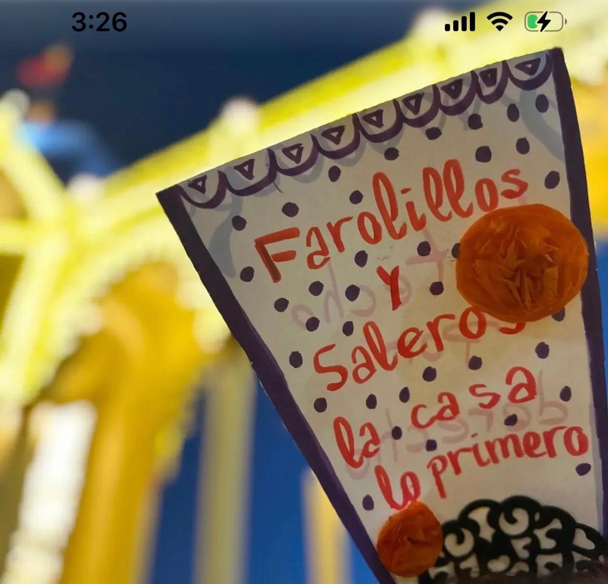 Un detalle de una de las peinetas de Un Techo por Derecho en la protesta en el Real de la Feria.