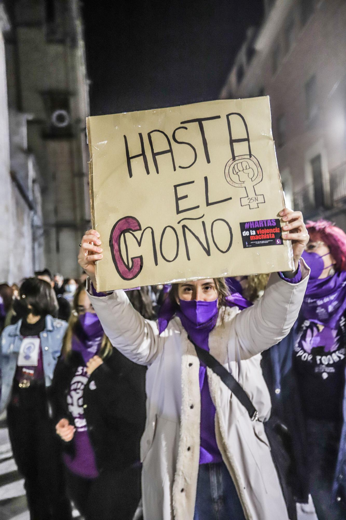 Protesta anoche en Orihuela en la marcha del 25N convocada por la Mesa de Igualdad del municipio y la concejalía