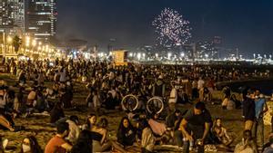 La playa de la Barceloneta, durante la verbena de Sant Joan de 2021.