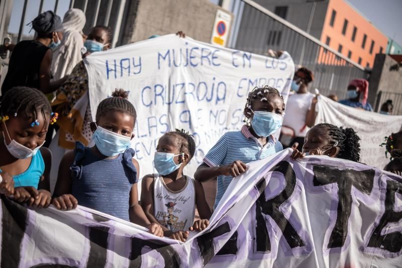 Protesta de los migrantes acogidos en el CAI de Santa Cruz de Tenerife