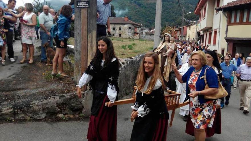 La procesión de las fiestas de El Pino.