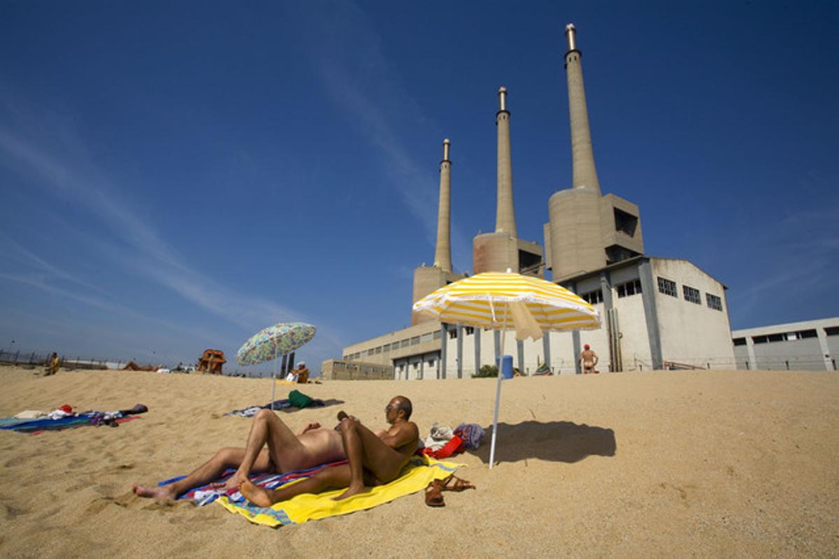 La playa nudista junto a la central térmica de Sant Adrià.