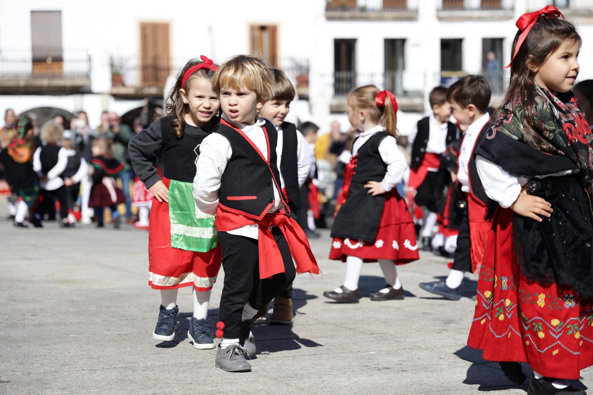 JOTA NIÑOS PEQUEÑOS CÁCERES: La plaza Mayor de Cáceres, al ritmo