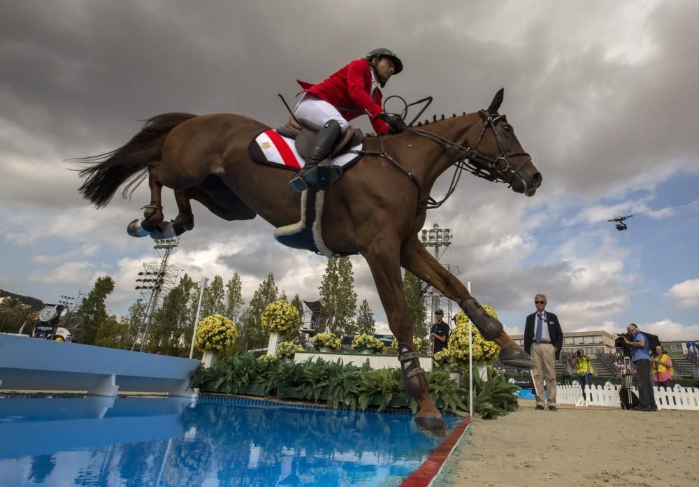 Genets i cavalls competeixen a la final de la Copa de Nacions, a Barcelona