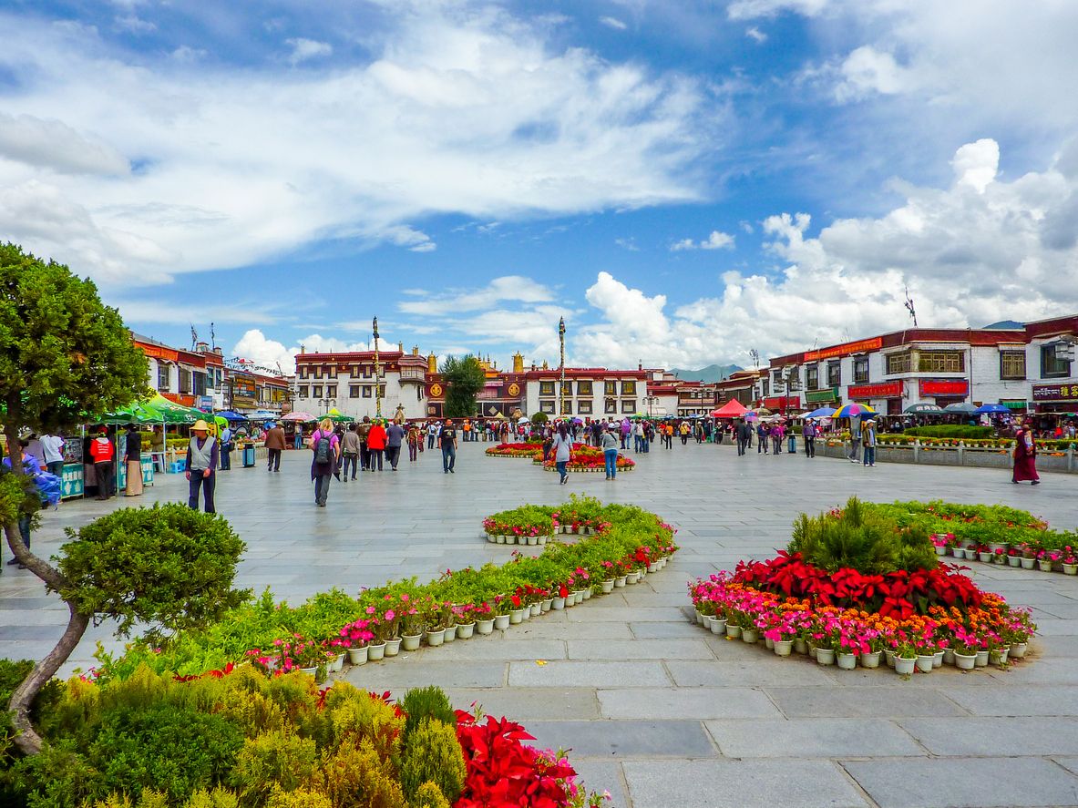 Plaza frente al templo Jokhang en Lhasa.