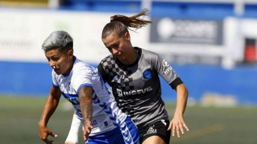Mari Jose trata de marcharse de Carla Morera en el Granadilla-Alavés. | | LALIGA
