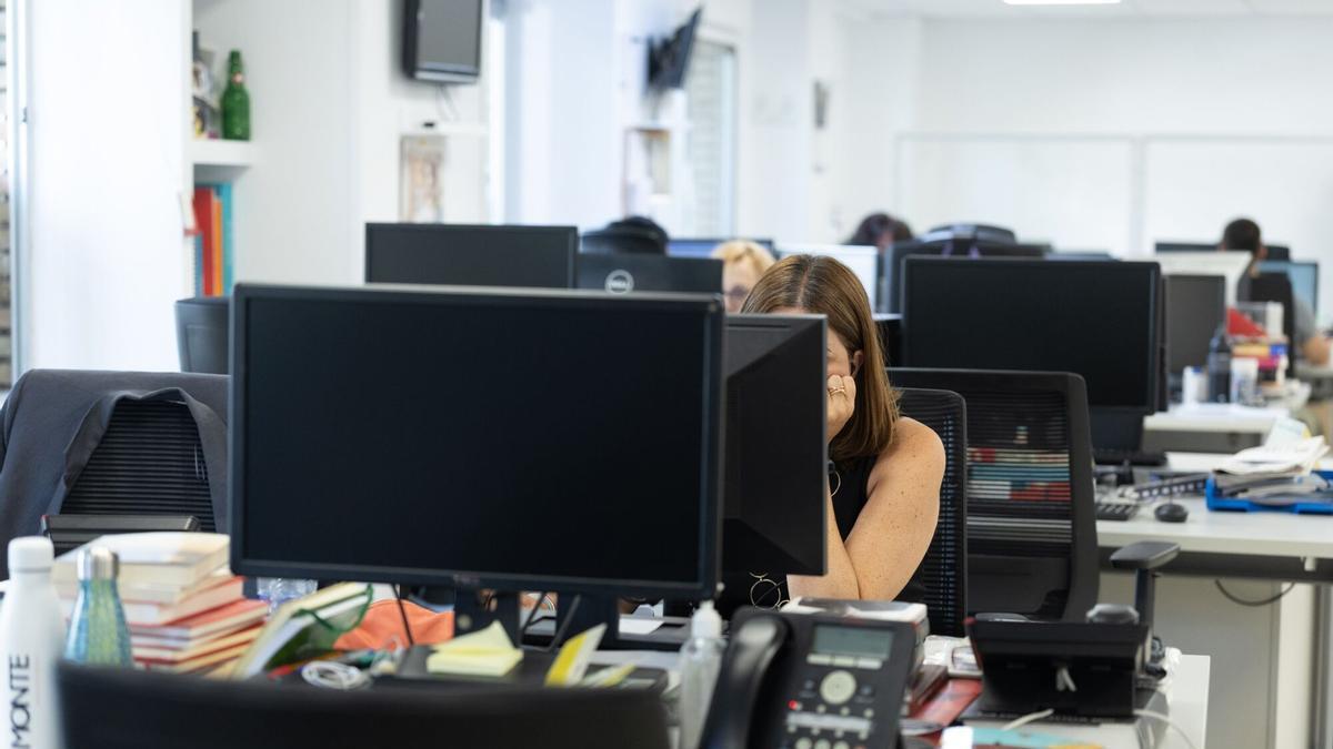 Varias personas en una oficina.