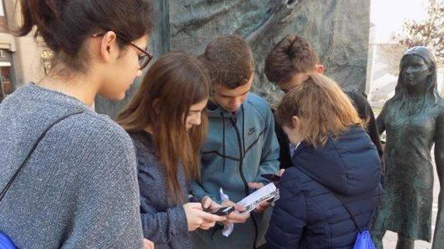Alumnes de l&#039;institut d&#039;Auro de Santpedor consulten el mòbil ahir a la porta d&#039;acollida de la plaça Fius i Palà