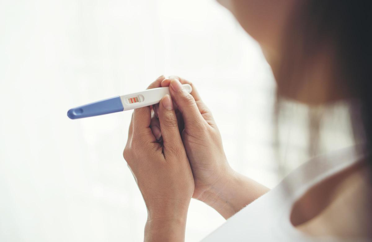 ¿Existen los falsos positivos en un test de embarazo? Los expertos en ginecología explican a qué se deben