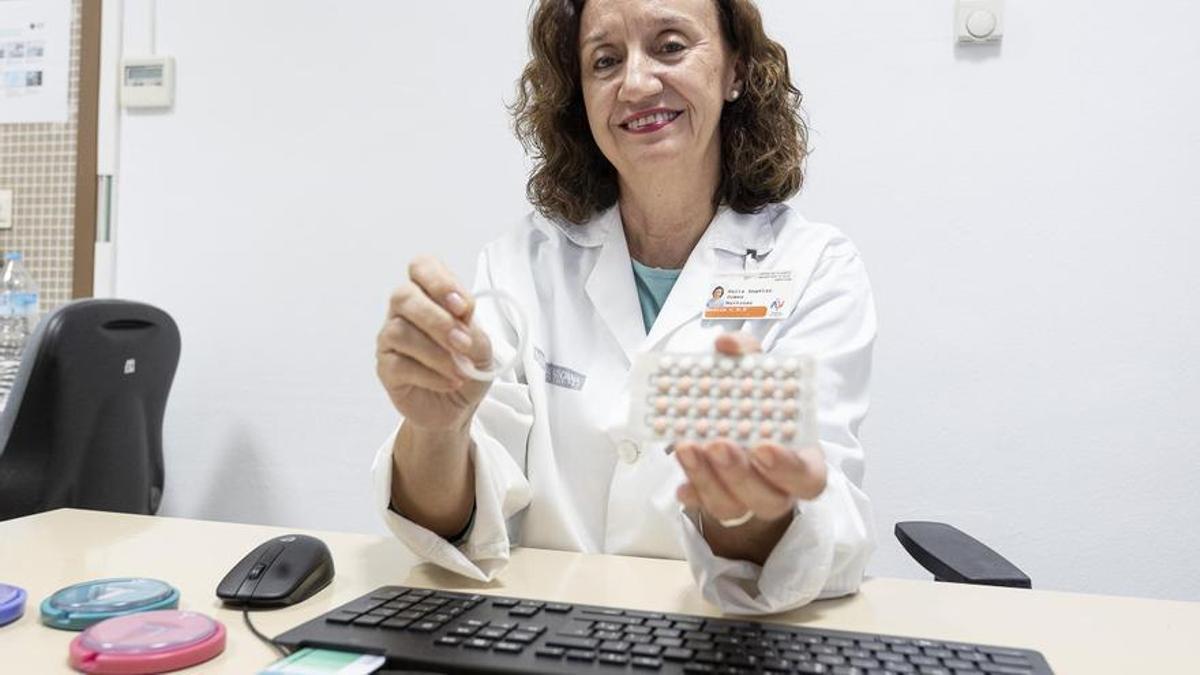 Mª Ángeles Gómez muestra métodos anticonceptivos hormonales como la píldora o el anillo.