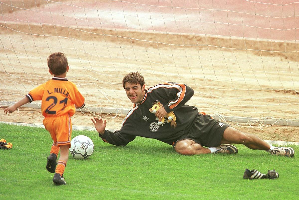 Luis Milla hijo, jugando con el Piojo López en un entrenamiento del Valencia.