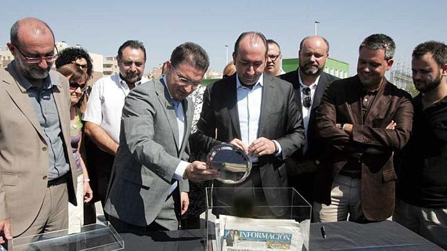 El conseller y el alcalde, en el momento de colocar la urna en el solar del futuro edificio.