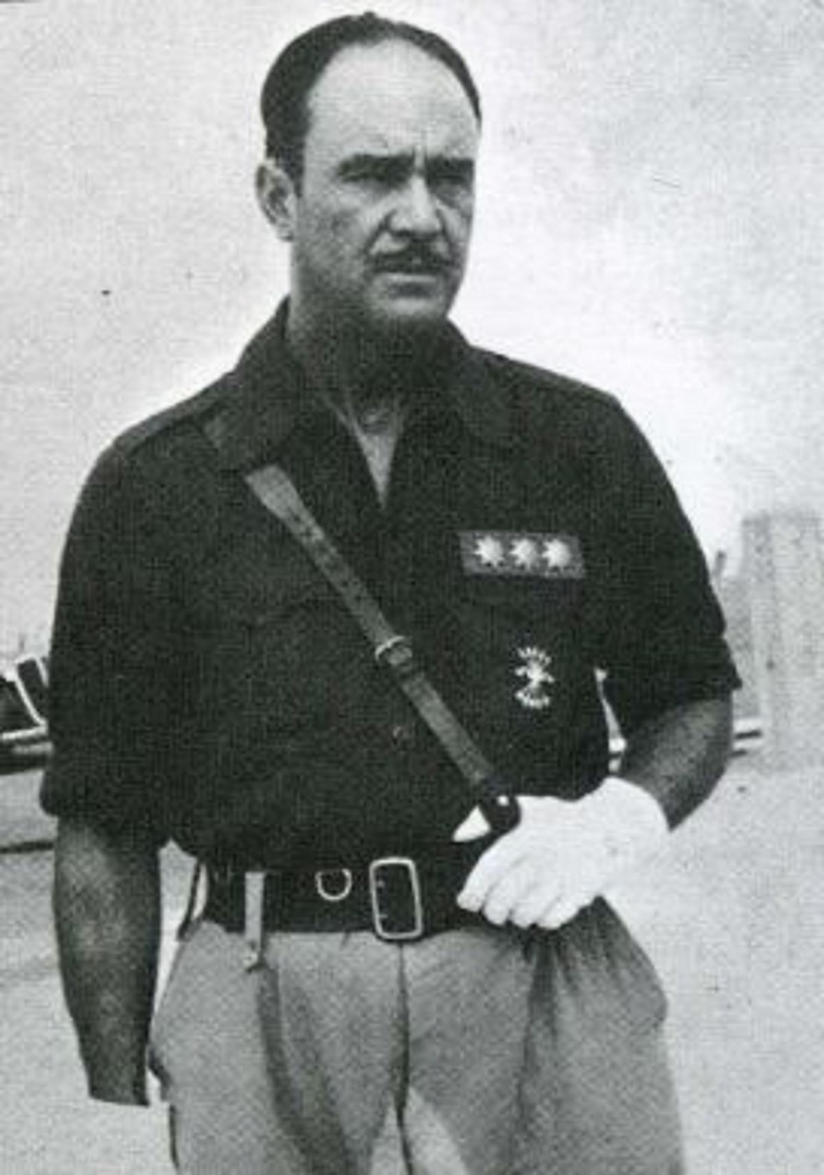 Joaquin Ríos Capapé, amb l’uniforme de coronel falangista.