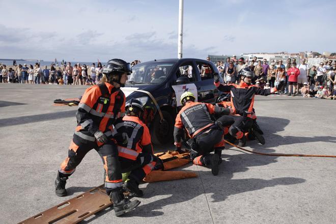 Los bomberos toman Poniente para mostrar su trabajo: “Es importante que la gente vea de primera mano lo que hacemos”
