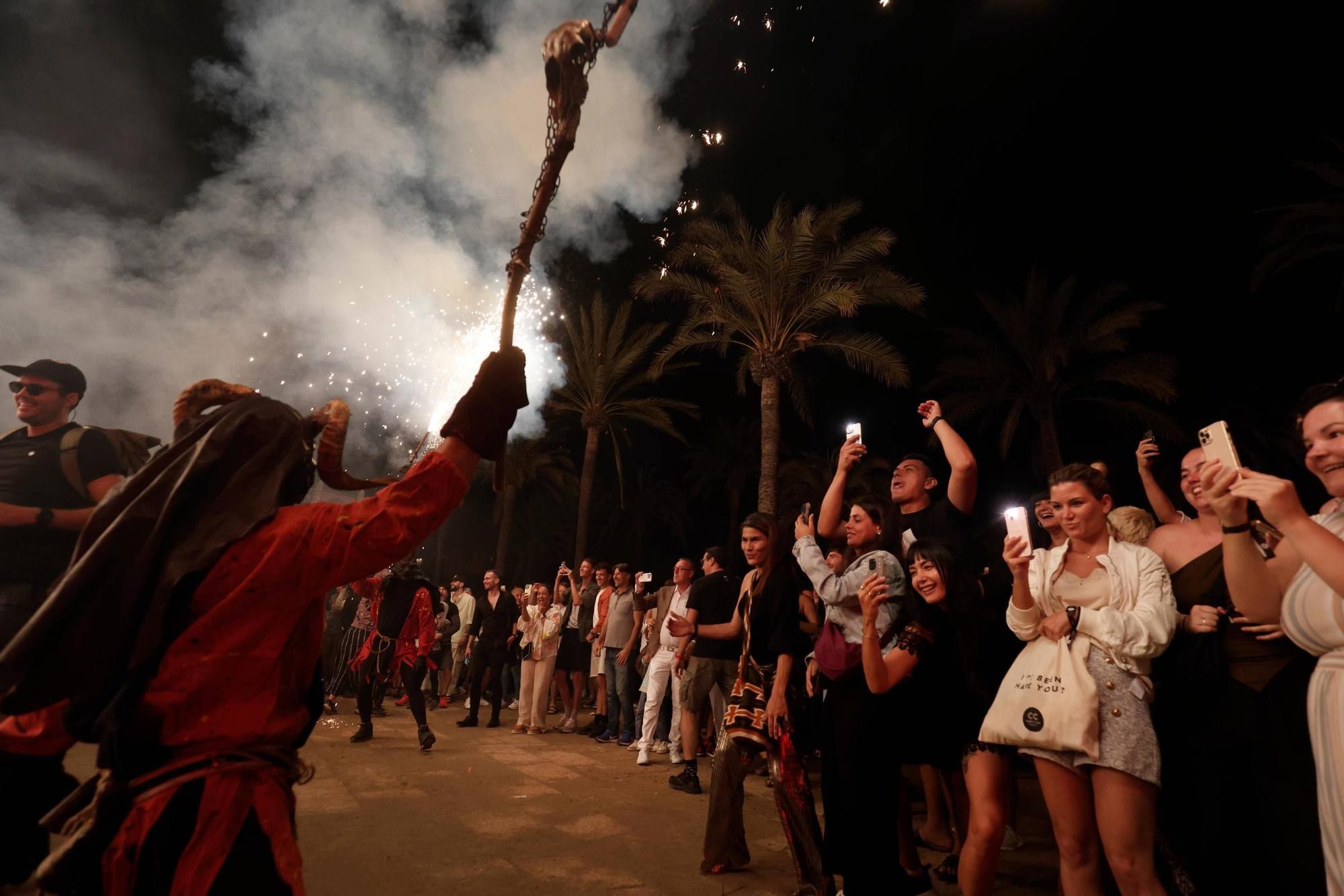 Happening am Strand und Feuerlauf: So feierte Palma die Nit de Sant Joan 2024