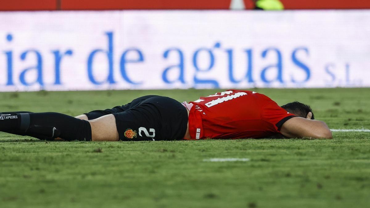 Antonio Raíllo, en el suelo después de sufrir un balonazo en la cabeza.