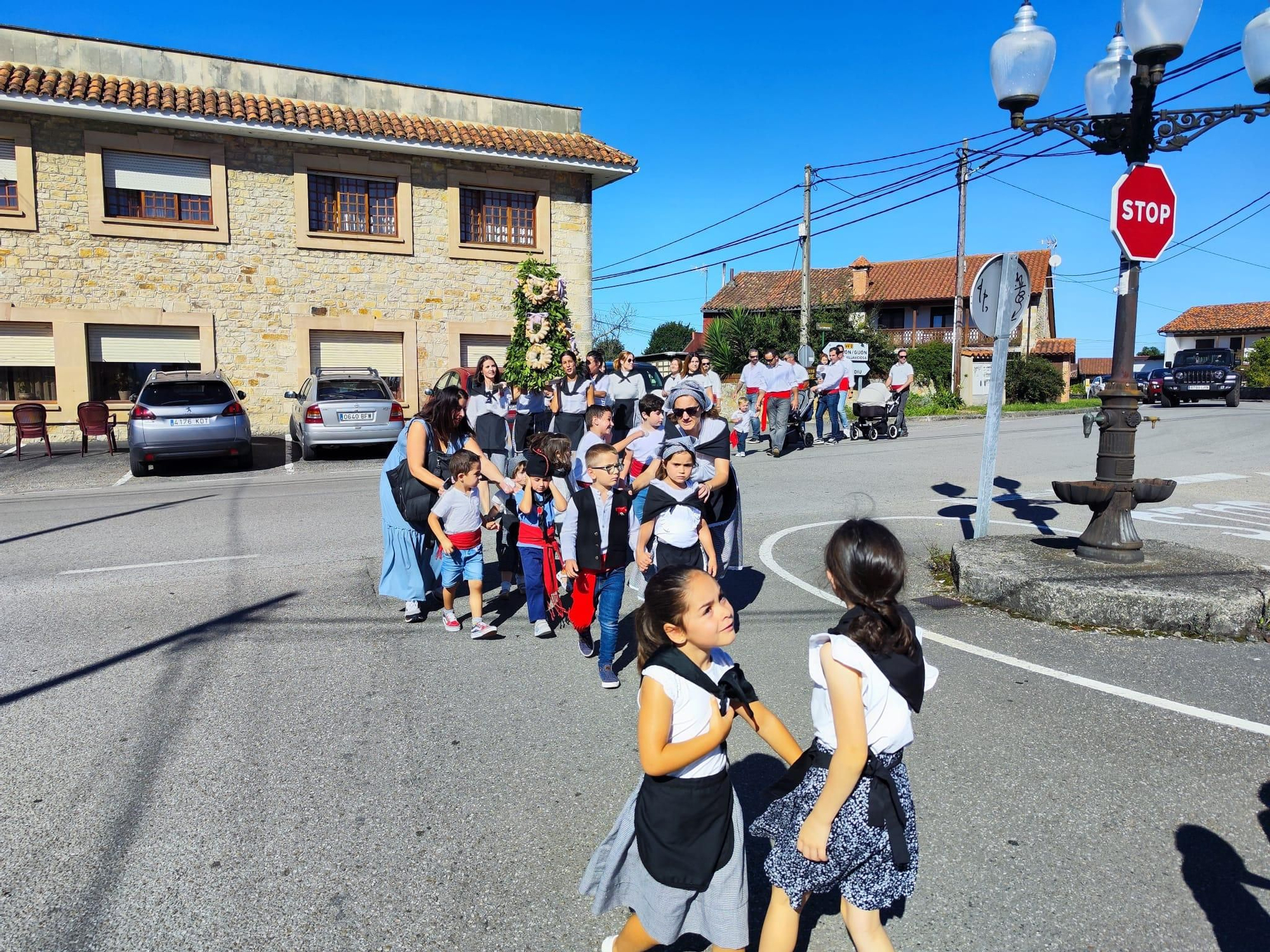 El traje mariñán vuelve a lucirse en Quintes por San Antonio