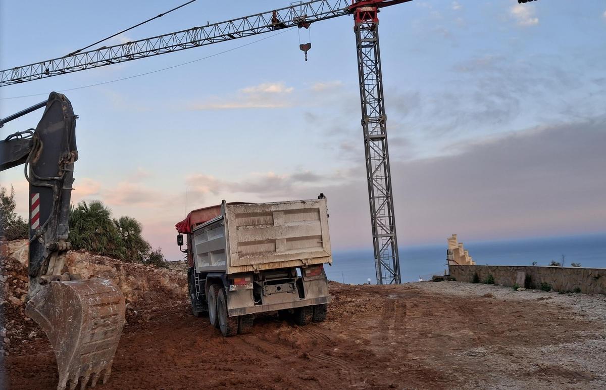 Parcela ahora en obras que está situada en la cota más alta de la urbanización