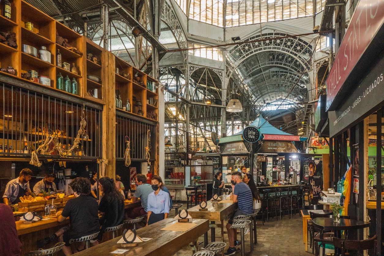 El mercado público en el barrio de San Telmo de Buenos Aires, Argentina.