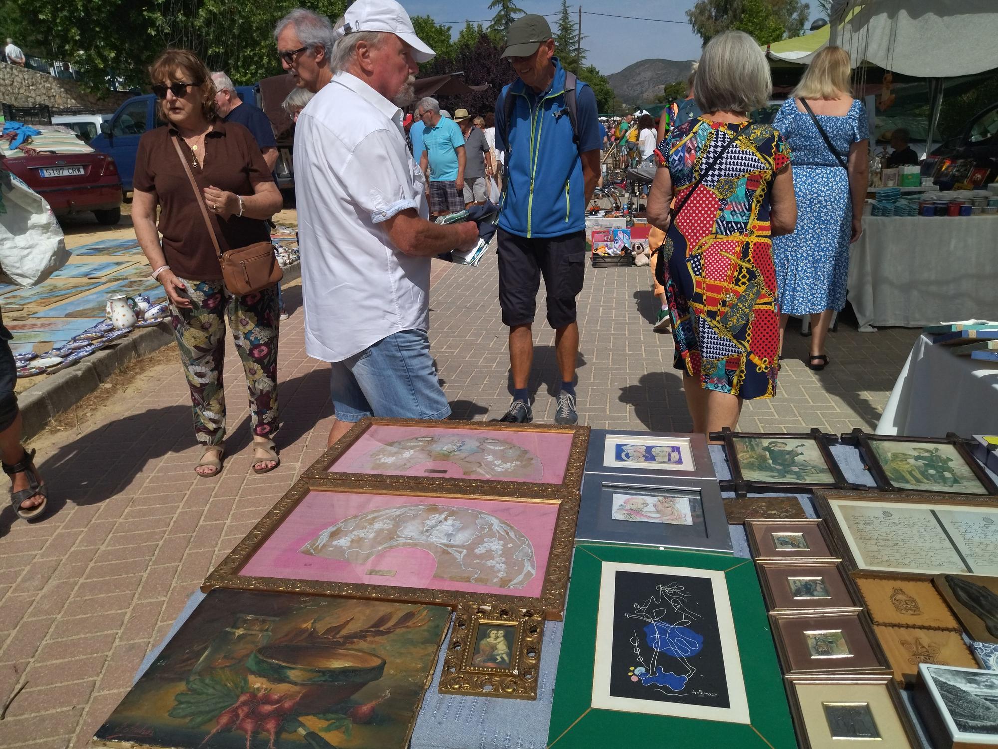 Kitsch y tradición: un paseo por el rastro de Xaló