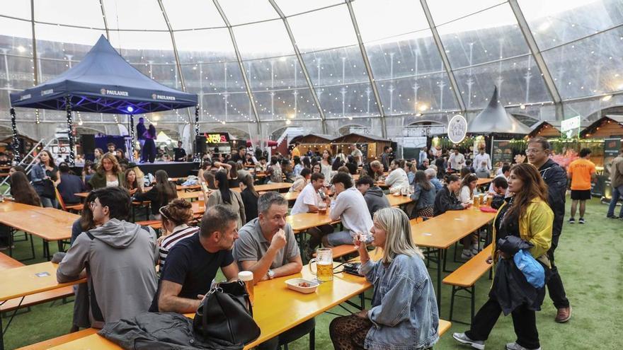 El Oktoberfest de Gijón se tiñe de rojiblanco: la entrada al evento será gratuita este lunes para los socios o aficionados del Sporting
